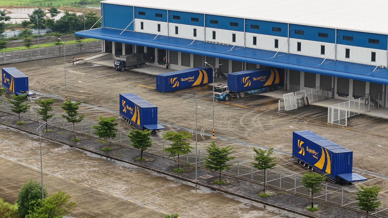 Việt Nam SuperPort™ là siêu cảng hậu cần đa phương thức, đảm nhận sứ mệnh kết nối và tích hợp mạng lưới vận tải hàng hóa Việt Nam vào chuỗi cung ứng toàn cầu