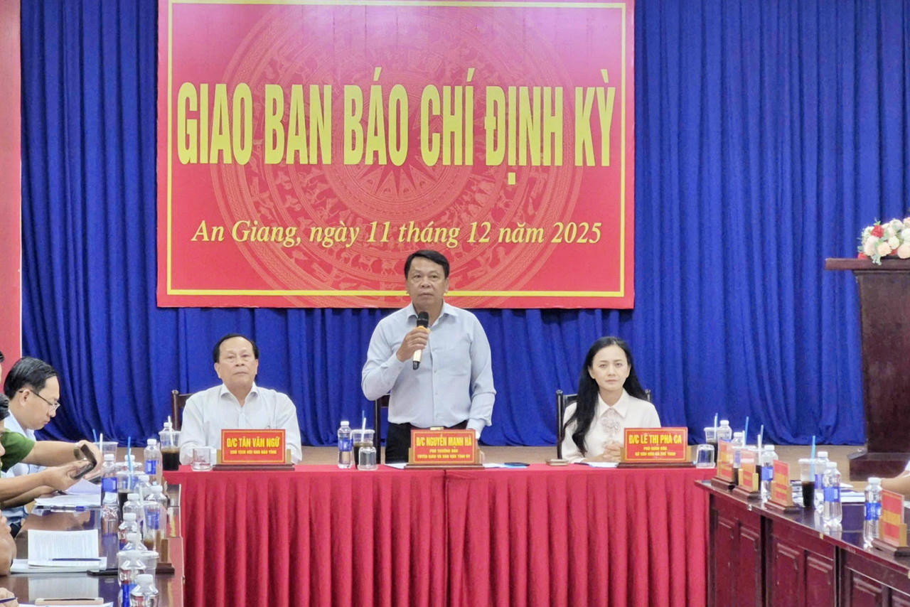Ban Tuyên giáo phối hợp Sở Văn hóa Thể thao An Giang tổ chức họp báo định kỳ, thông tin về các sự việc diễn ra trên địa bàn tỉnh trong tháng (Ảnh: Khánh Thùy). 