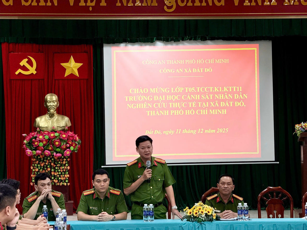 Trưởng đoàn công tác phát biểu tại buổi làm việc cùng Công an xã Đất Đỏ.