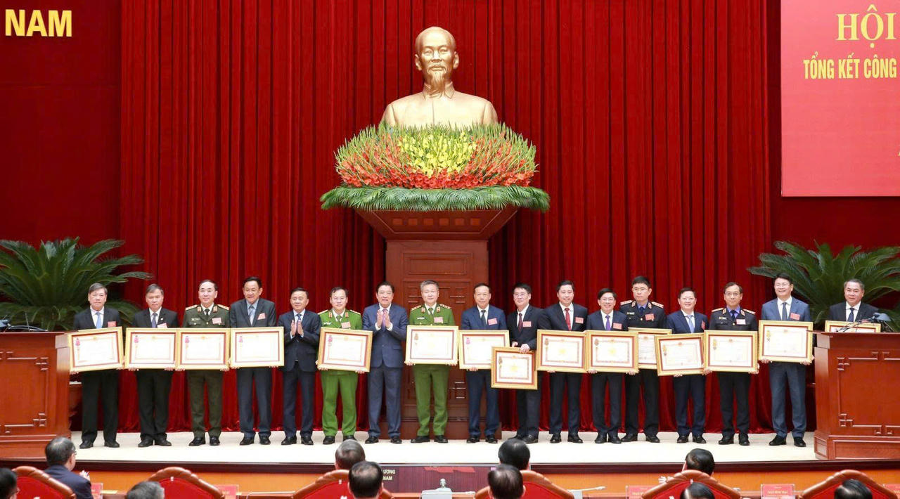 Tổng Bí thư Tô Lâm và các đồng chí lãnh đạo Đảng, Nhà nước trao Huân chương các loại cho đại diện các tập thể và cá nhân đã có thành tích xuất sắc trong công tác phòng, chống tham nhũng, lãng phí, tiêu cực.