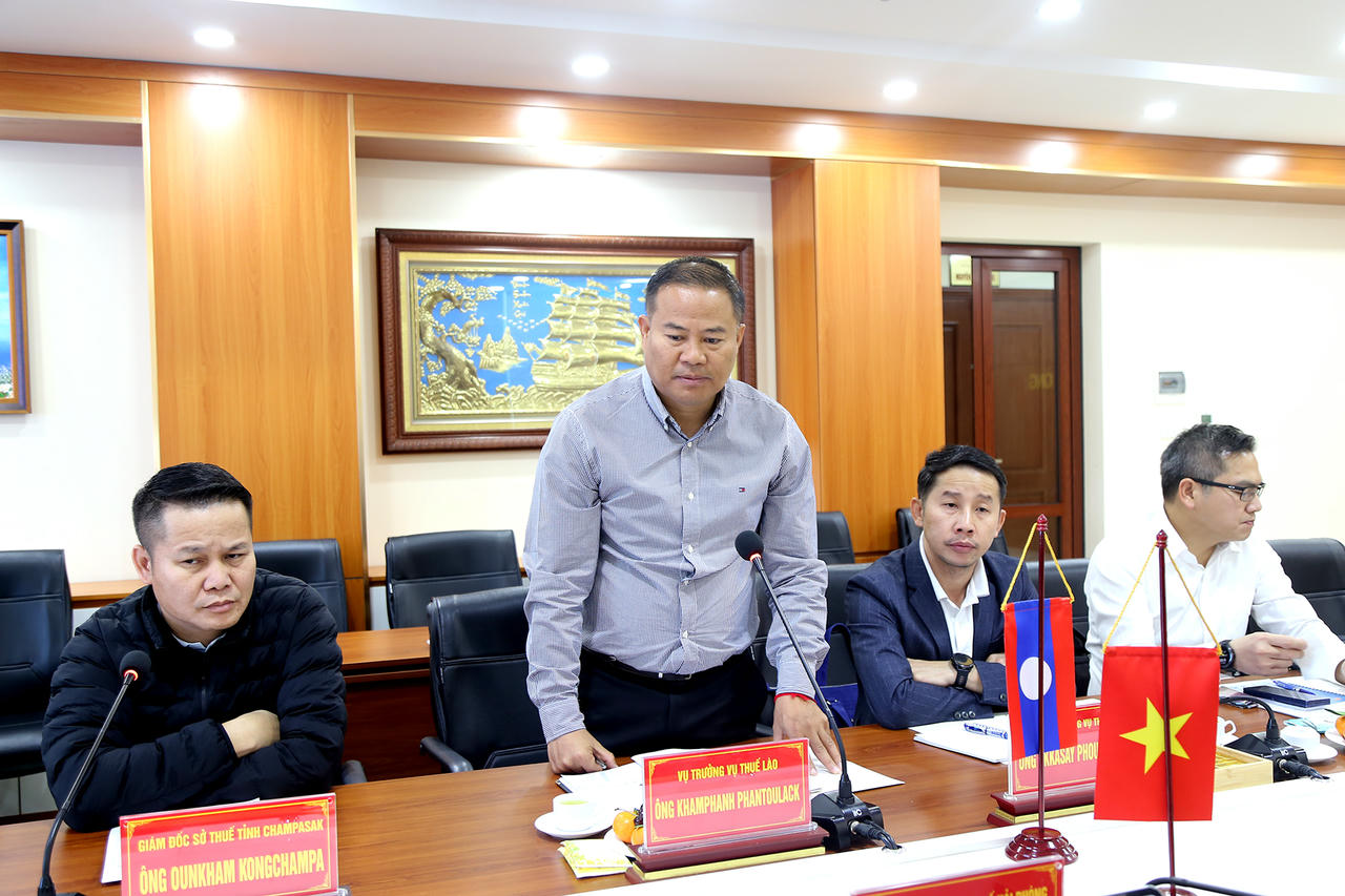 Vụ trưởng Vụ Thuế Lào Khăm-phăn Phăn Thu Lắc phát biểu tại buổi làm việc.