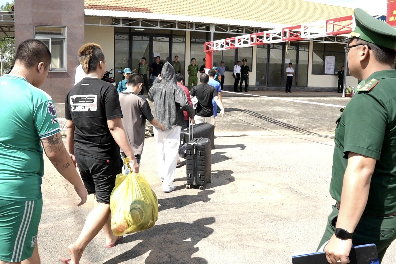 Cửa khẩu Hoa Lư tiếp nhận 65 công dân từ phía Campuchia: Lời khai ban đầu của những người được trao trả
