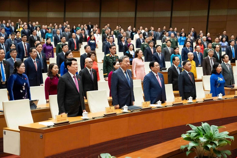 Lãnh đạo Đảng Nhà nước và đại biểu Quốc hội thực hiện nghi thức chào cờ tại phiên bế mạc Kỳ họp.