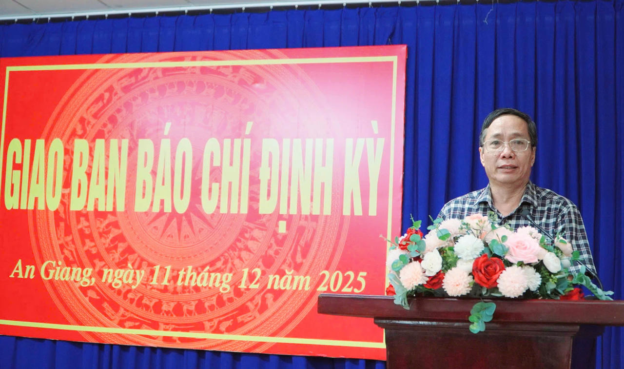 Ông Nguyễn Ngọc Lân, Phó Giám đốc Sở Xây dựng tỉnh An Giang thông tin về sự cố hư hỏng tuyến cáp ngầm khiến Phú Quốc mất điện diện rộng (Ảnh: Khánh Thùy). 