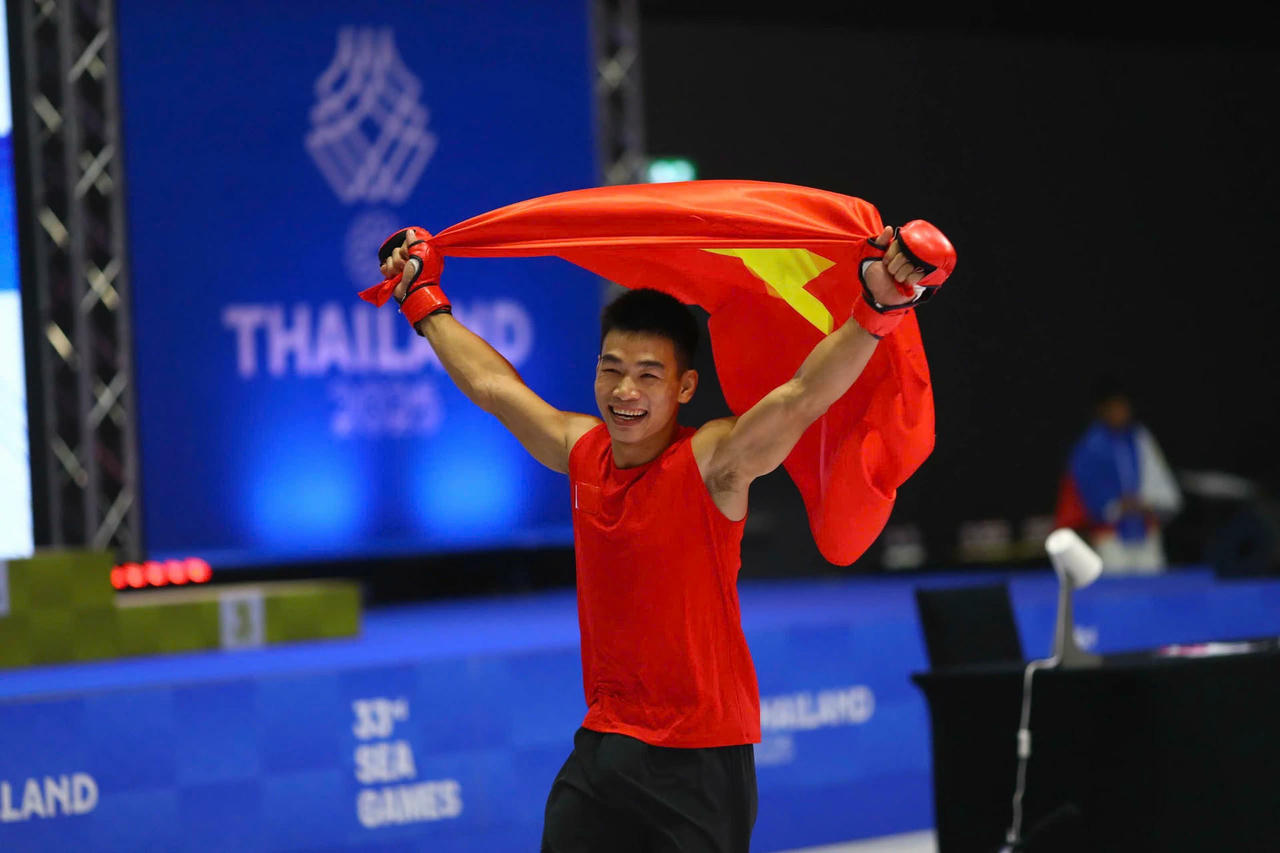 Võ sĩ Trần Ngọc Lượng giành HCV thứ 2 cho Đội tuyển MMA Việt Nam tại SEA Games 33. (Ảnh: Dũng Phương)