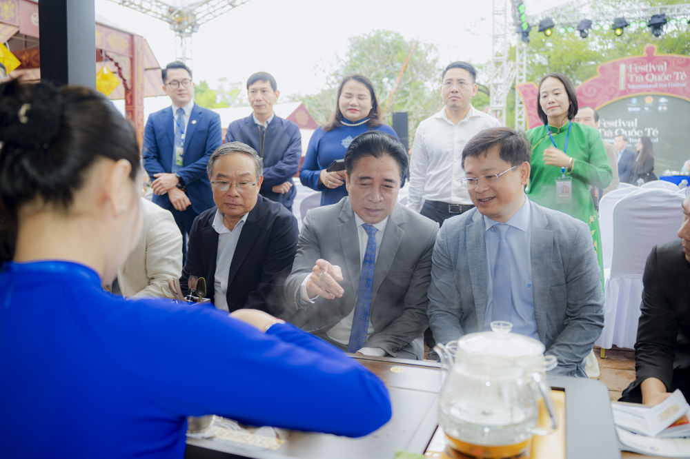 Các lãnh đạo thưởng trà tại không gian trưng bày tại liên hoan Trà Quốc tế - Huế 2025.