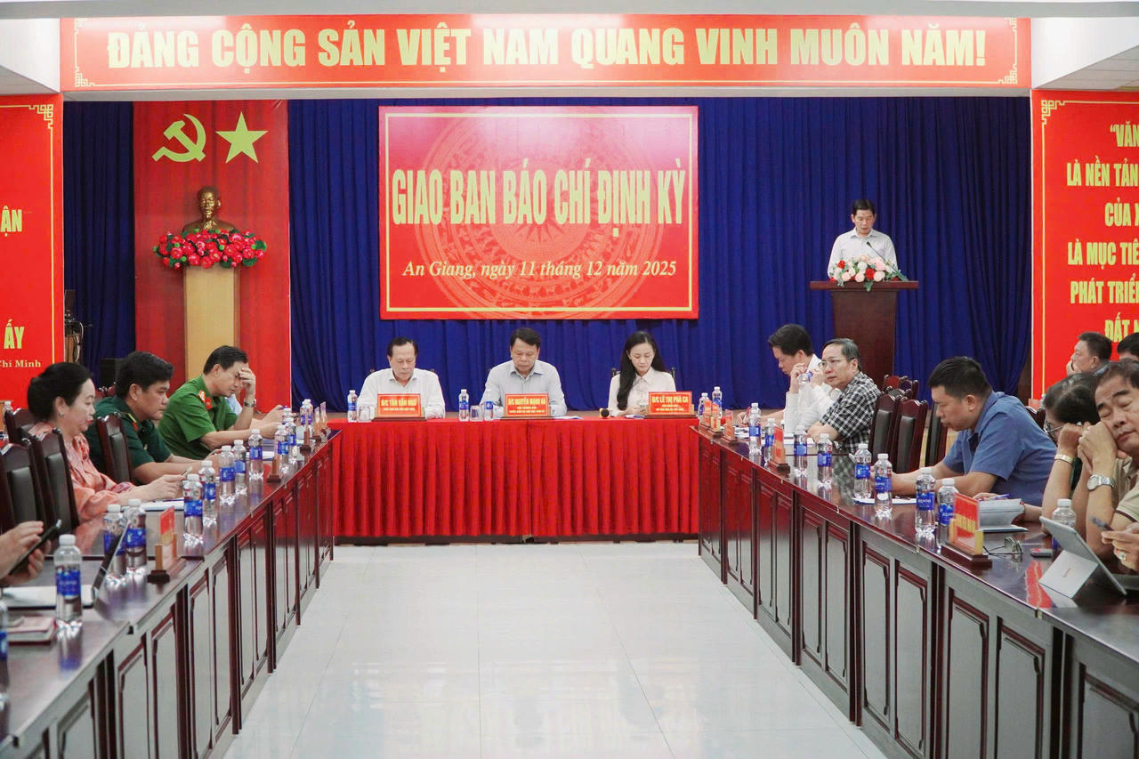 Toàn cảnh buổi giao ban báo chí diễn ra chiều 11/12 (Ảnh: Khánh Thùy).