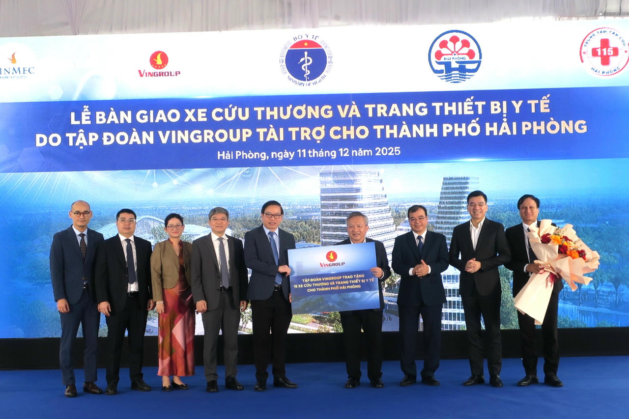 Hải Phòng tiếp nhận 15 xe cứu thương và trang thiết bị y tế trị giá hơn 26 tỷ đồng từ Tập đoàn Vingroup