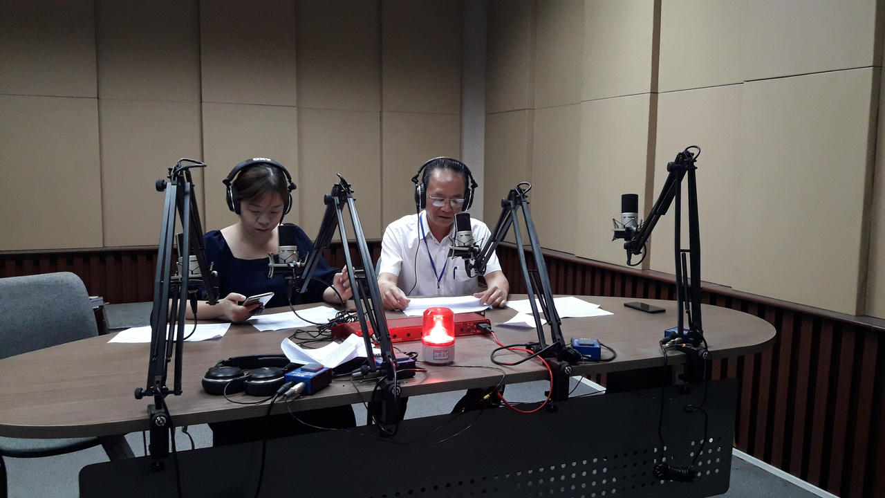 Ông Nguyễn Văn Tú Ngọc, Phó Giám đốc TT TGPL tư vấn trực tiếp trên đài truyền thanh Hải Phòng