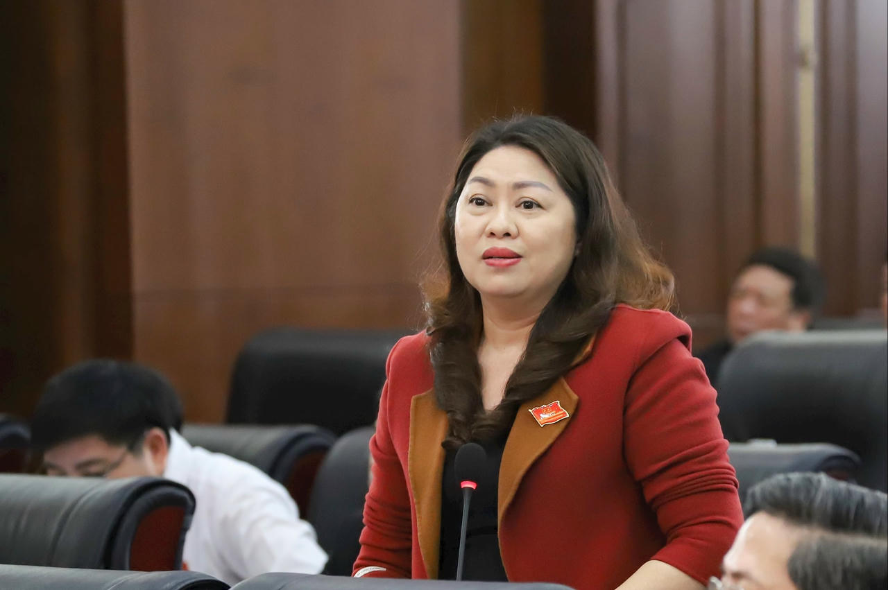 Bà Nguyễn Thị Thu Lan - Bí thư Đảng ủy phường Tam Kỳ phát biểu tại kỳ họp. 