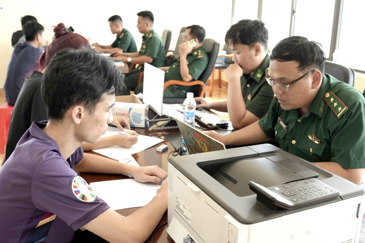 Lực lượng chức năng làm hồ sơ tiếp nhận các công dân. 
