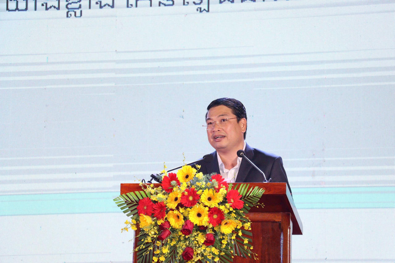 Ông Lê Trung Hồ, Phó Chủ tịch UBND tỉnh An Giang phát biểu tại hội chợ.