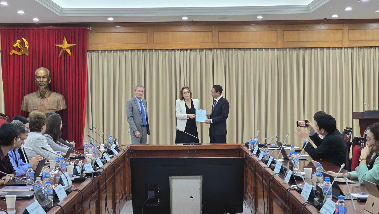 Bà Aline Des Cloizeaux, Trưởng phòng Năng lượng hạt nhân thuộc
Ban Năng lượng hạt nhân của IAEA trao bản dự thảo báo cáo INIR sơ bộ tới
Thứ trưởng Bộ KH&CN Lê Xuân Định