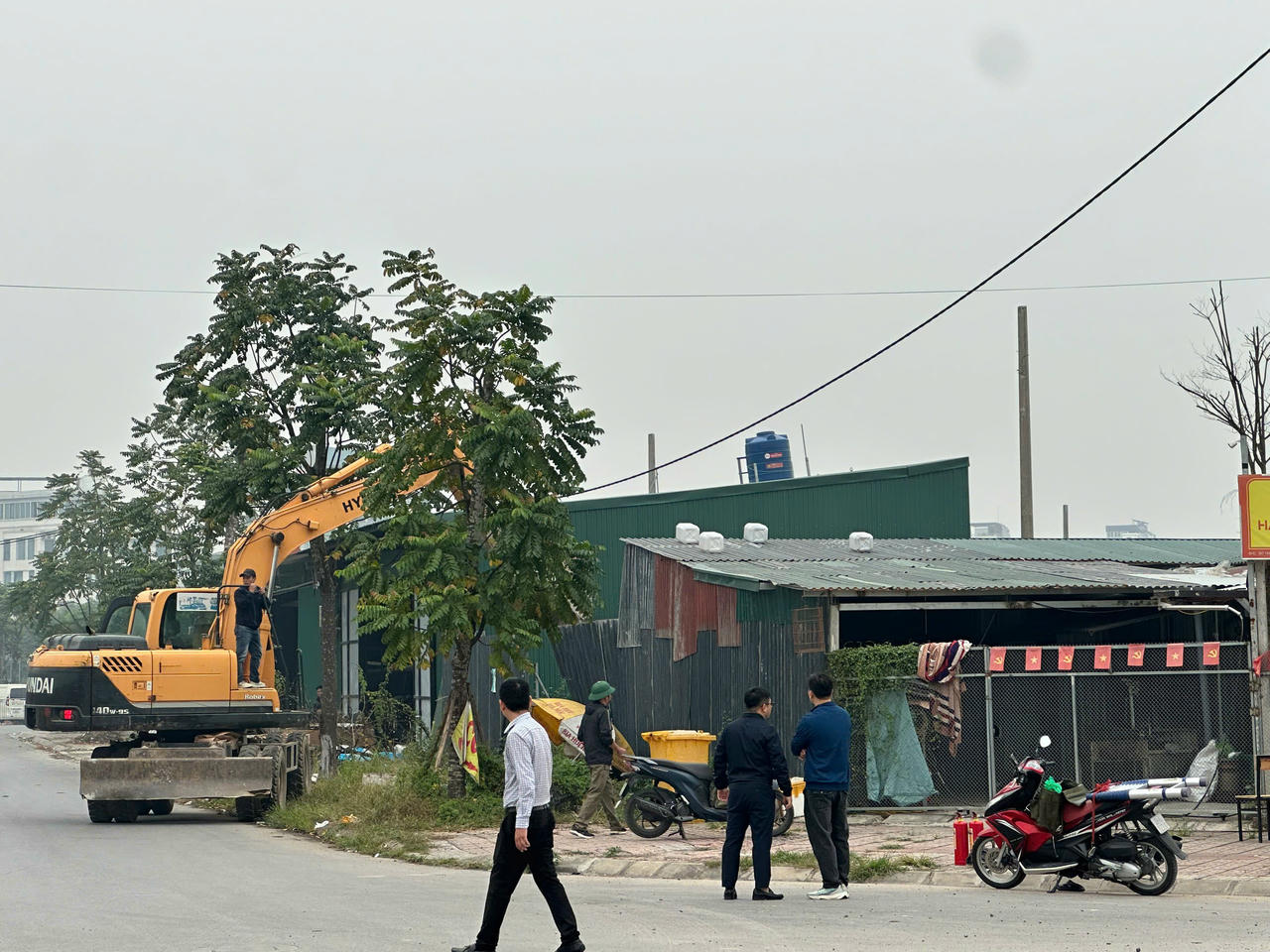 UBND Phường Bồ Đề tổ chức cưỡng chế toàn bộ công trình xây dựng trái phép, vi phạm trật tự xây dựng tại 03 vị trí A.4/HH1, A.4/HH5 và A.4/HH3