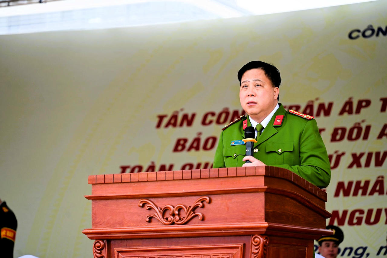 Đại tá Bùi Trung Thành, Phó Giám đốc Công an thành phố phát chỉ đạo.