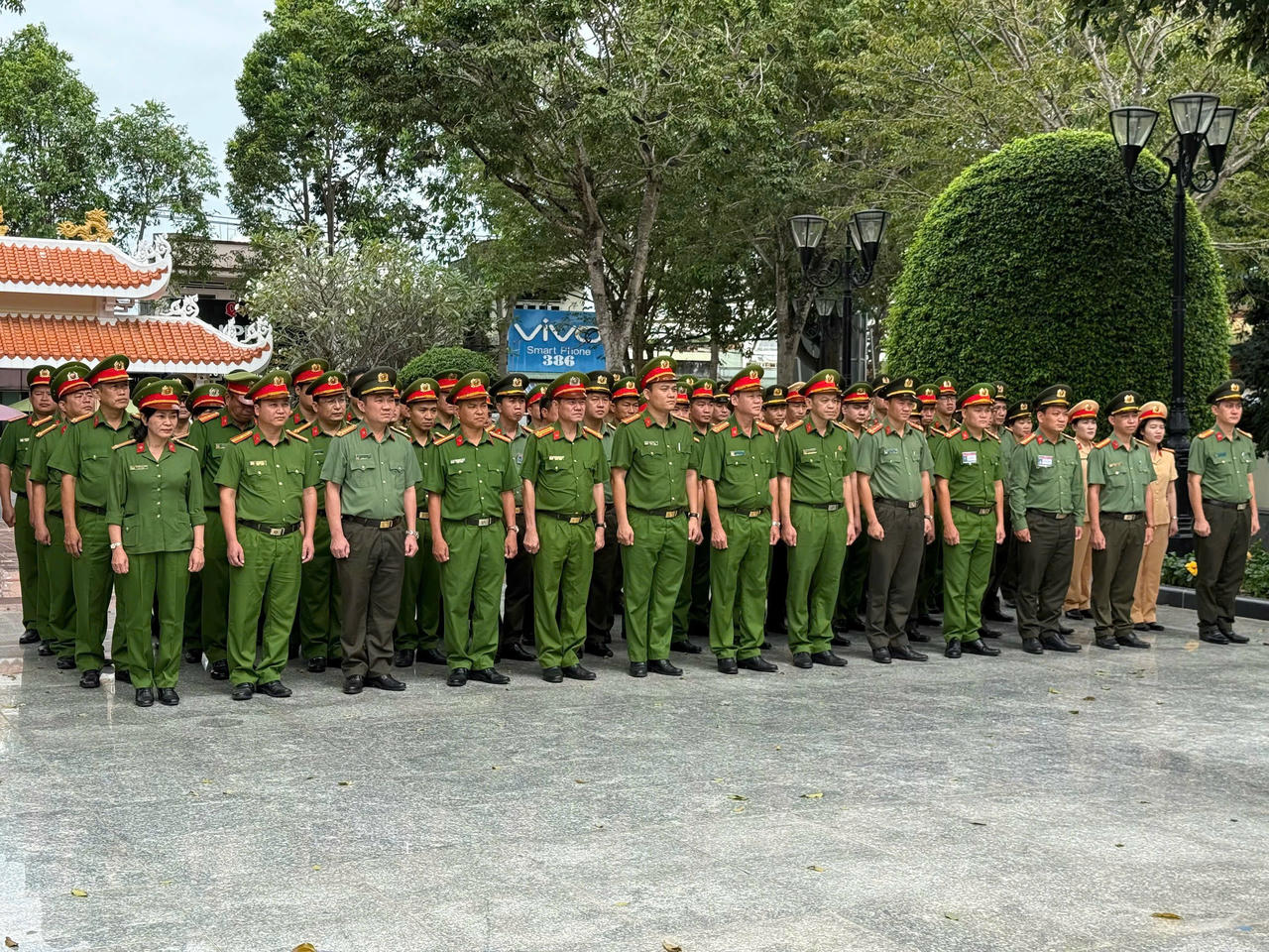 Đoàn công tác dâng hương tại tượng đài AHLS Võ Thị Sáu.