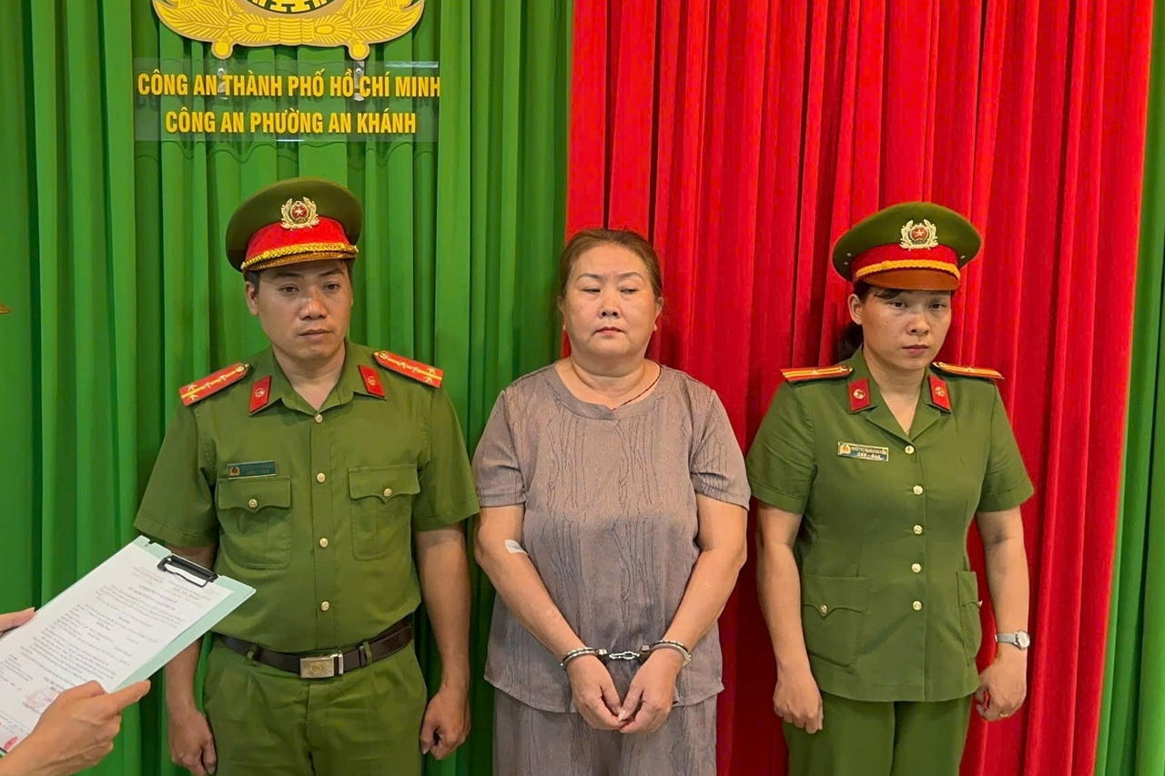 Một người bị bắt vì cho người khác đổ rác trên đất đang quản lý