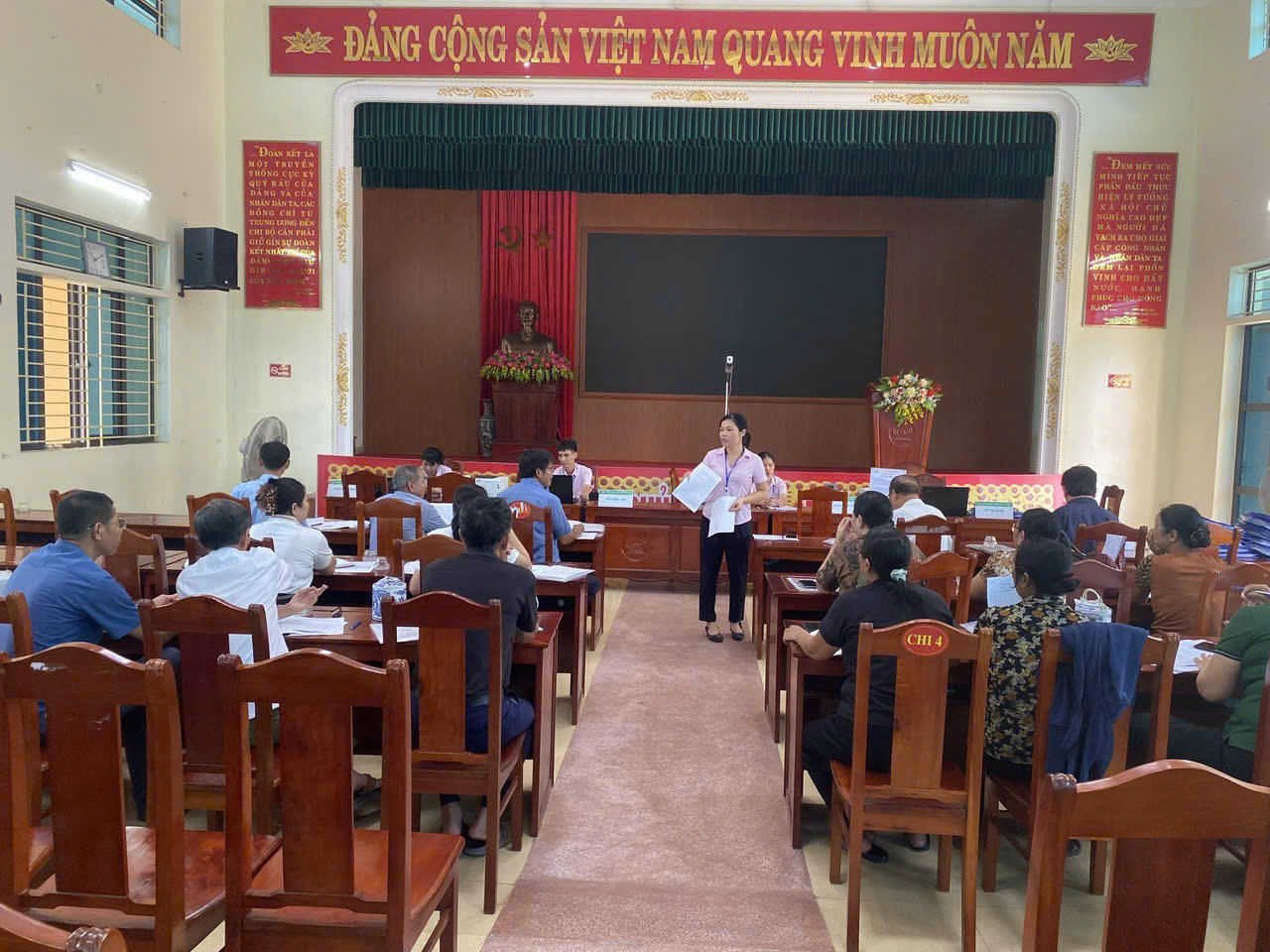 Các điểm giao dịch NHCSXH tỉnh Ninh Bình luôn hoạt động tích cực , phục vụ nhân dân vay vốn thuận lợi.