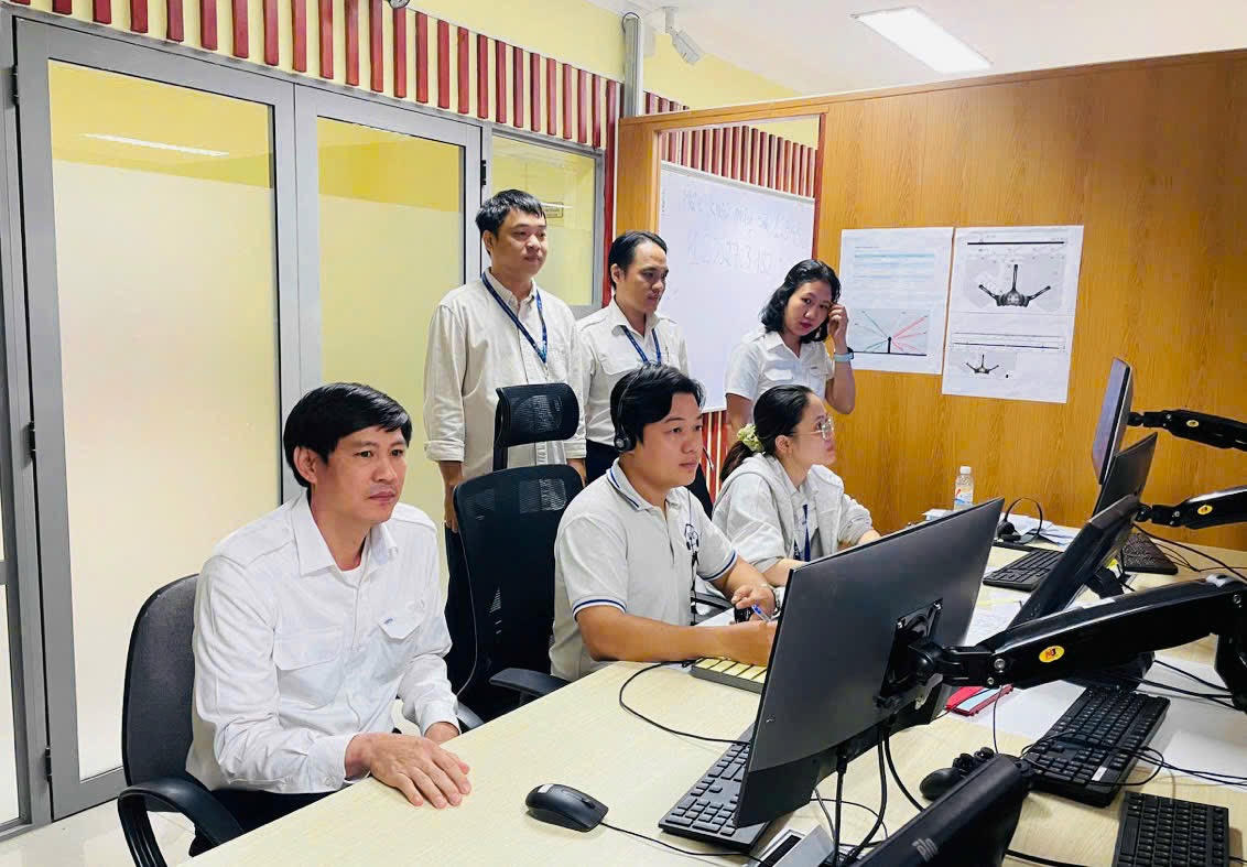 Bên trong tháp không lưu, các hệ thống thiết bị đã được lắp đặt hoàn chỉnh.