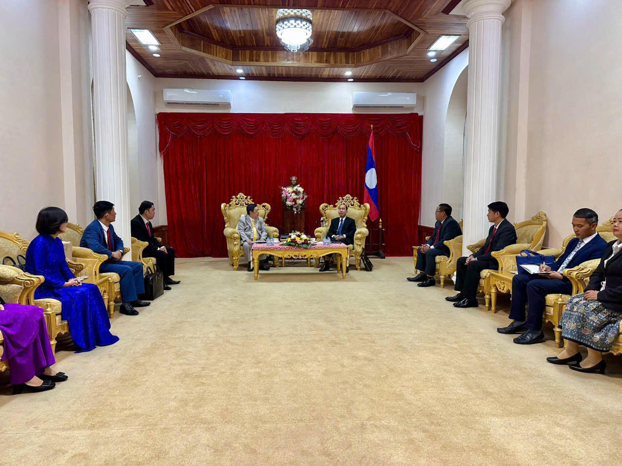 Đoàn công tác Sở Tư pháp tỉnh Sơn La đến chào xã giao lãnh đạo tỉnh Luông Pha Bang.