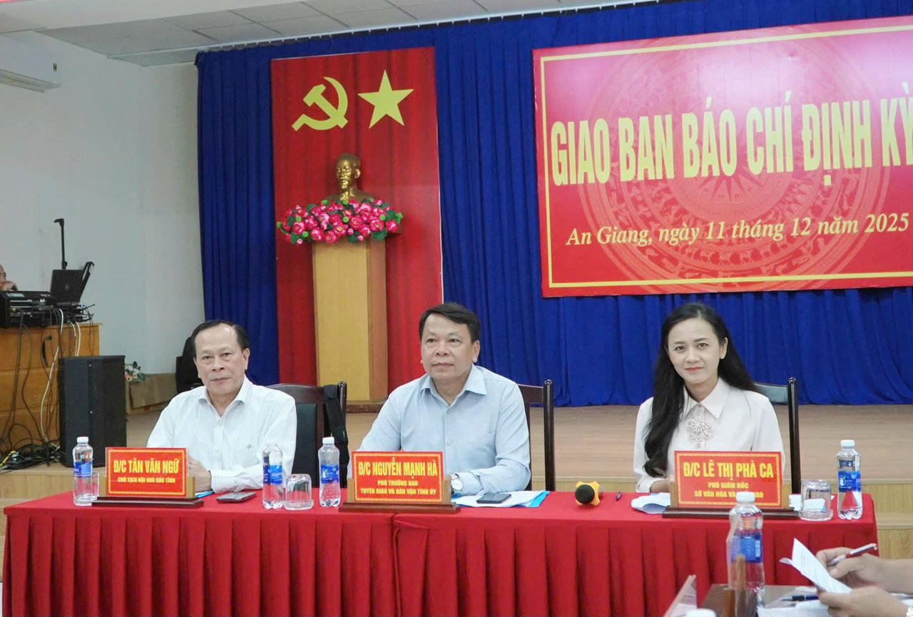 Buổi giao ban báo chí định kỳ có sự tham dự của lãnh đạo các sở, ban, ngành, hội nhà báo địa phương (Ảnh: Khánh Thùy). 