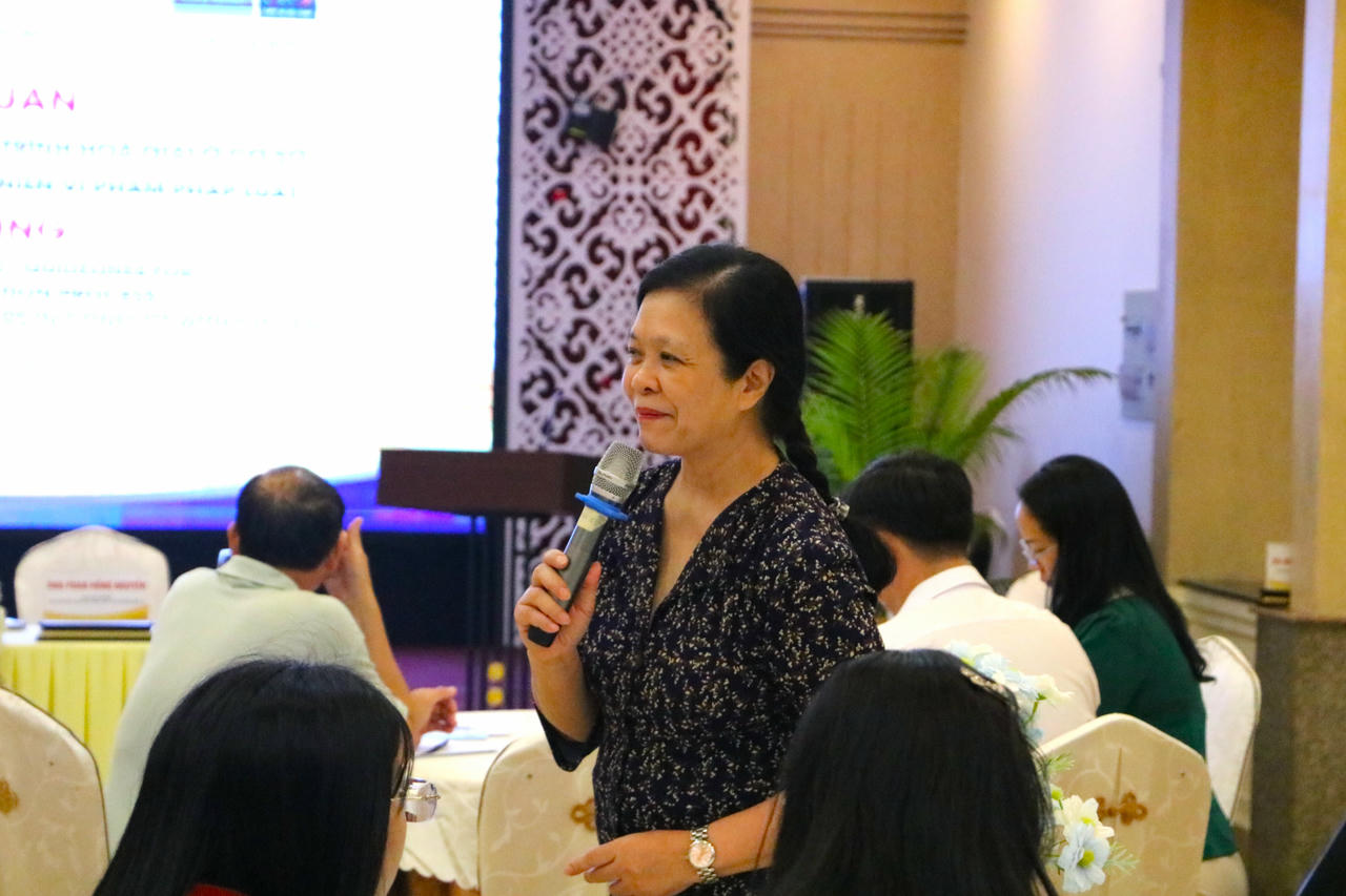 TS. Giảng viên chính Nguyễn Phương Lan – Giảng viên trường Đại học Luật Hà Nội trao đổi nội dung buổi tập huấn với các đại biểu.