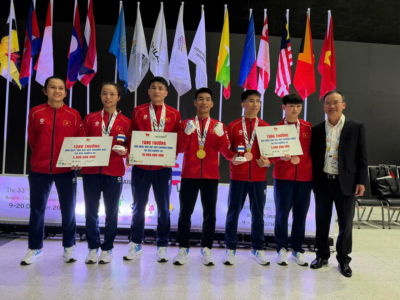 Trưởng đoàn Nguyễn Hồng Minh thưởng nóng cho Đội tuyển MMA Việt Nam. 