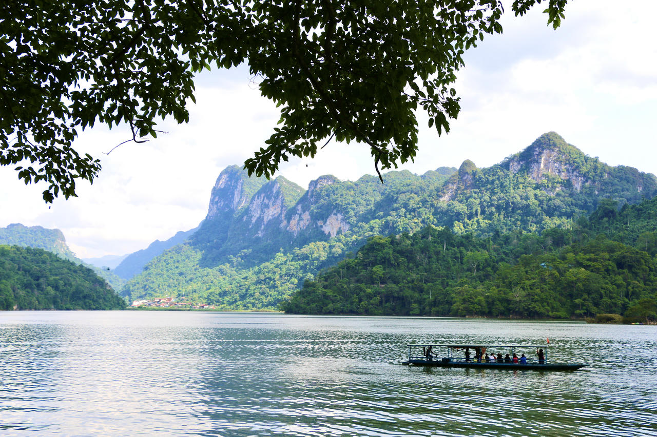 Dịch vụ trải nghiệm ngắm cảnh trên thuyền, nghe Hát Then - Đàn Tính tạo cho du khách đến Hồ Ba Bể vô cùng thích thú. (Ảnh: Lê Hanh)