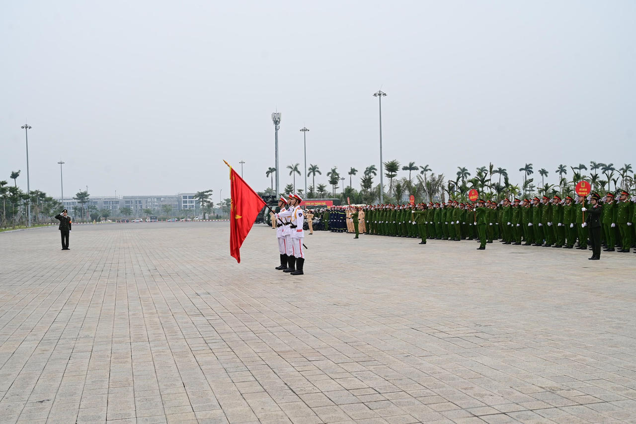 Gần 4.000 cán bộ, chiến sĩ Công an, lực lượng ANTT cơ sở, đoàn viên thanh niên cùng các đơn vị quân đội trên địa bàn tham gia buổi tổng duyệt.