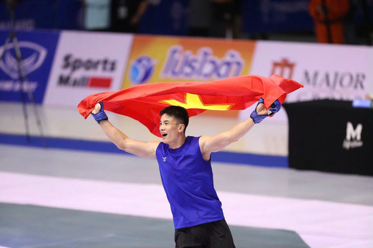 Quàng Văn Minh ăn mừng tấm HCV đầu tiên của Đội tuyển MMA Việt Nam ở SEA Games 33. (Ảnh: Minh Giang)