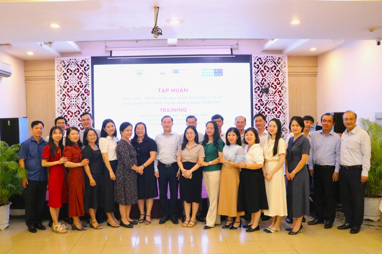 Các đại biểu tham dự chụp hình lưu niệm.