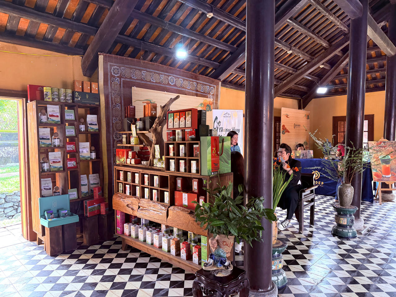 Các dòng trà, sản phẩm trà tại triển lãm.