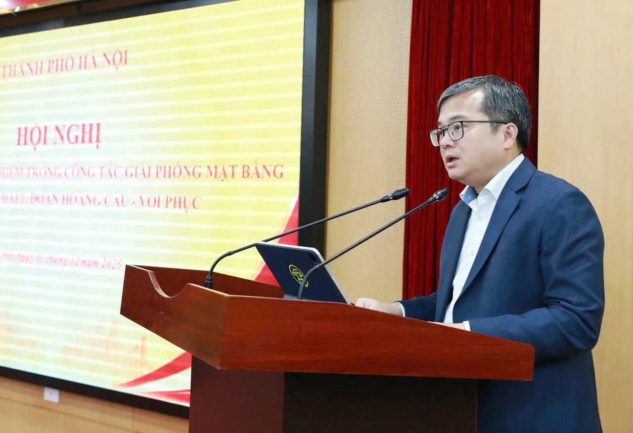 Phó Chủ tịch UBND TP Hà Nội Trương Việt Dũng báo cáo tại hội nghị.