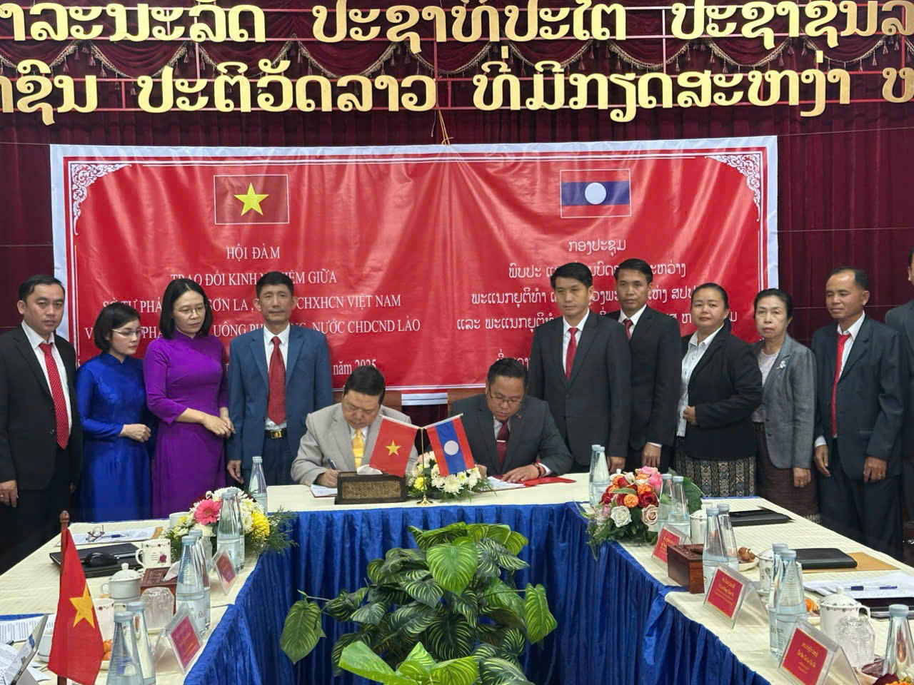 Lãnh đạo Sở Tư pháp 2 tỉnh ký Biên làm việc.