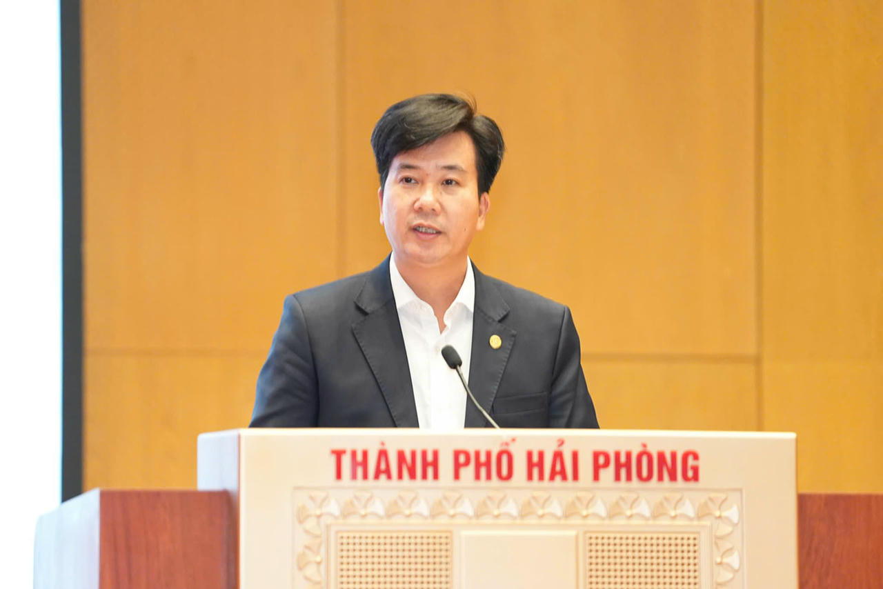 Phó Bí thư Đảng ủy Phạm Ngọc Dương quán triệt tại Hội nghị.