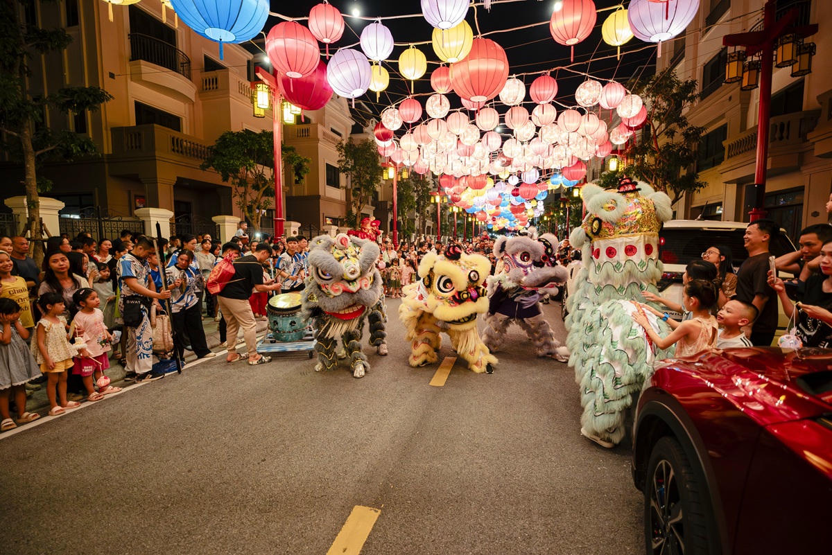 Không khí lễ hội tưng bừng giúp Asia Vibe thu hút đông đảo khách hàng cho các cơ sở kinh doanh  