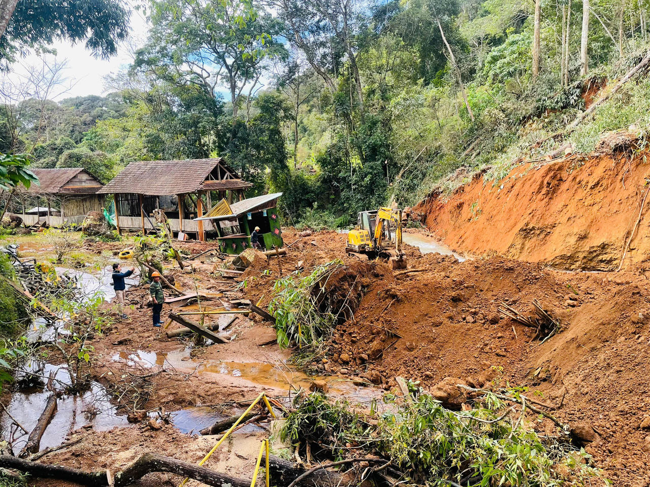 Sạt lở tại khu du lịch thác Pa Sỹ, nhiều hạng mục bị vùi lấp.