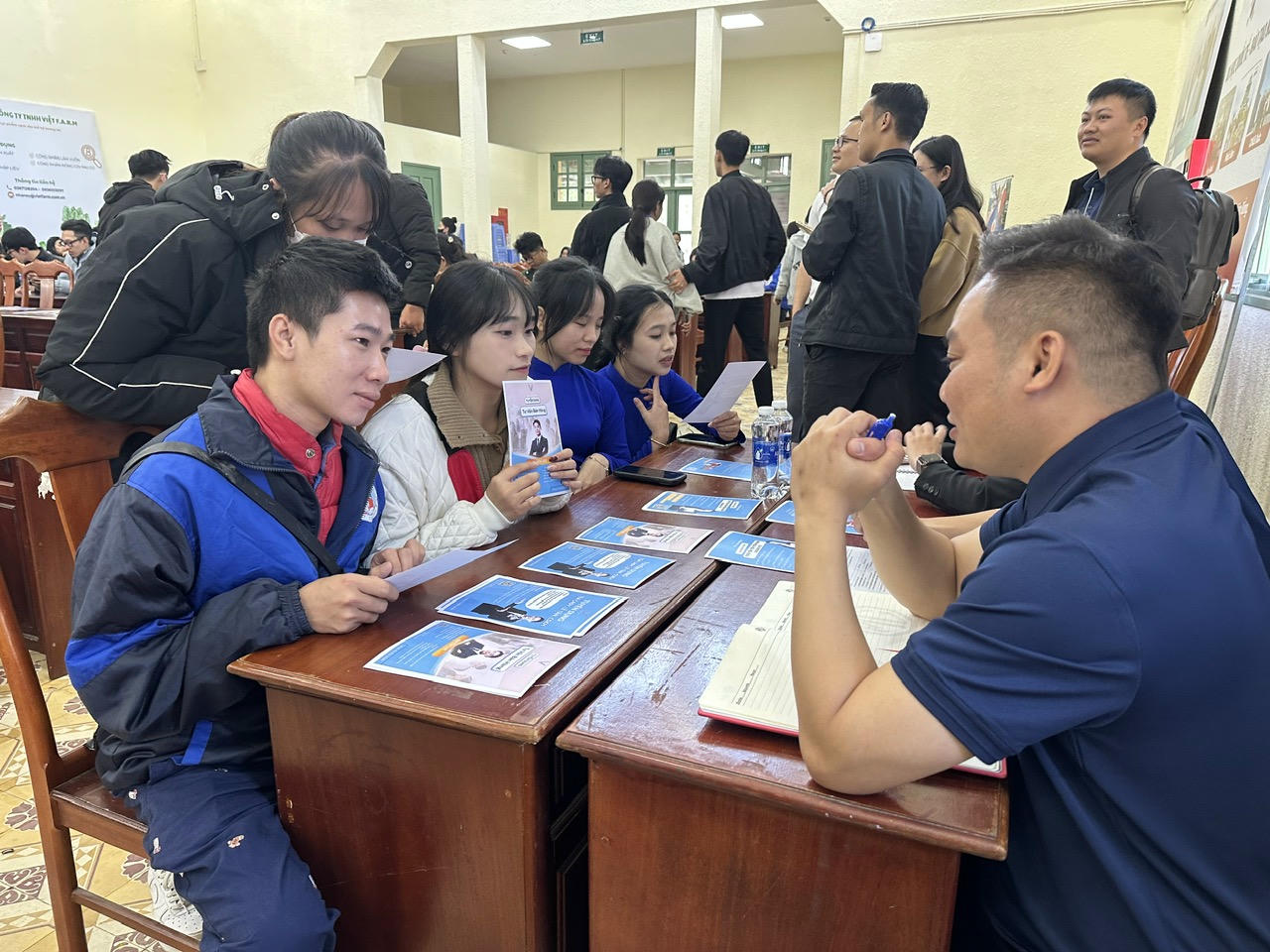 Nhà tuyển dụng tư vấn cho sinh viên về nhu cầu tuyển dụng.