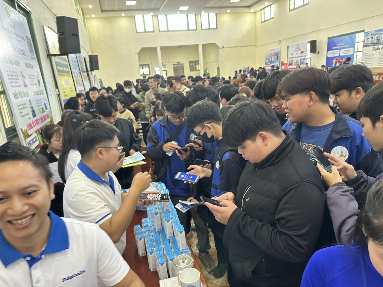 Đông đảo học sinh, sinh viên tham dự Phiên giao dịch việc làm.