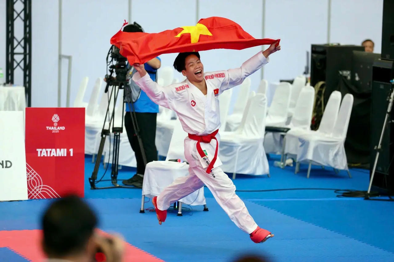 VĐV Khuất Hải Nam bổ sung tấm HCV thứ 2 cho Đội tuyển Karate Việt Nam tại SEA Games 33. (Ảnh: Đồng Nguyên Khang)