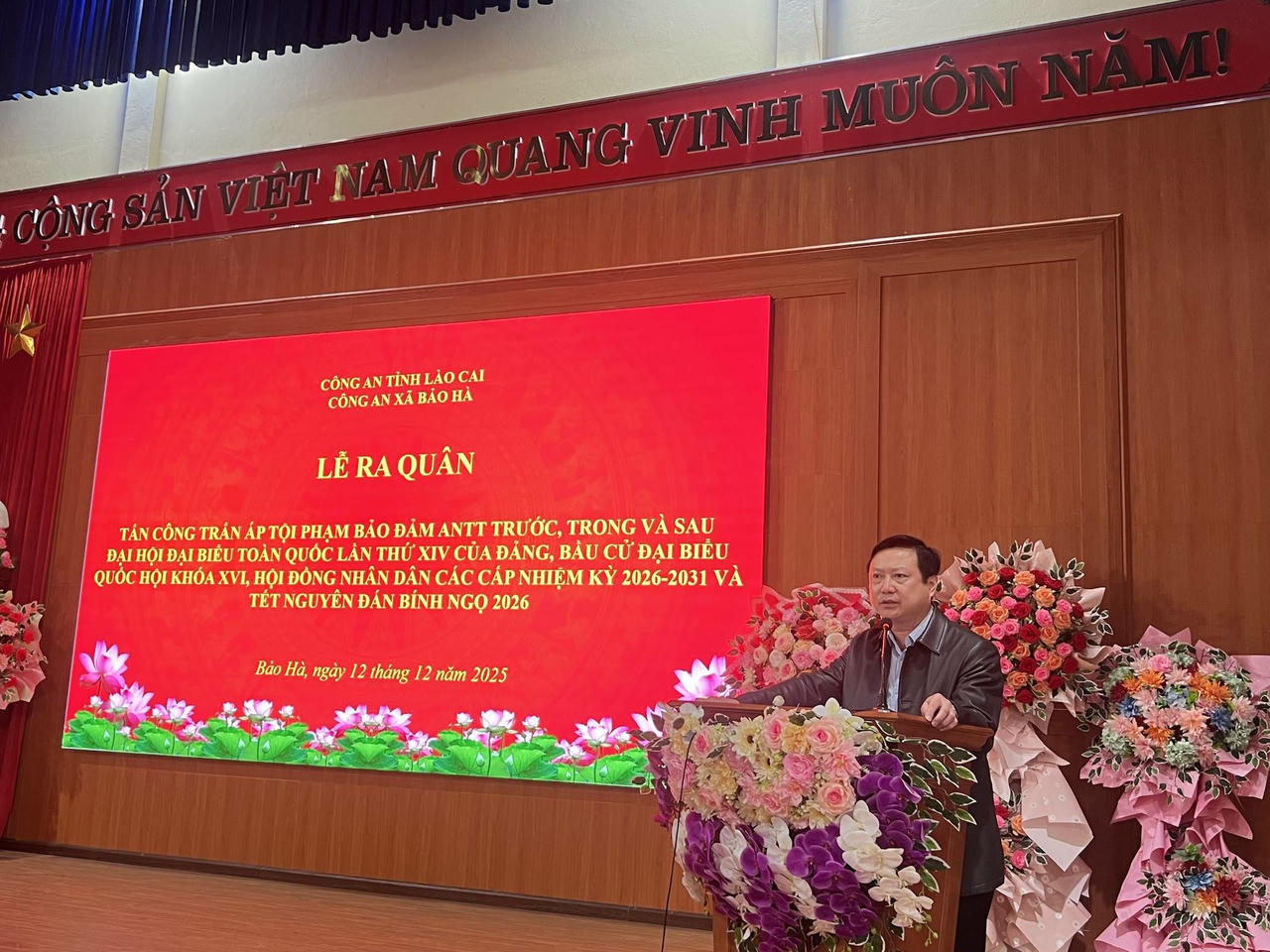 Ông Nguyễn Anh Dũng, Bí thư Đảng uỷ xã Bảo Hà phát biểu tại buổi lễ.