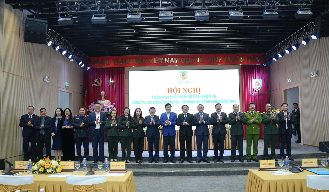 Phó Thủ tướng Hồ Quốc Dũng, Bộ trưởng Nguyễn Hải Ninh chụp ảnh lưu niệm cùng các đại biểu. (Ảnh: Triệu Oanh)