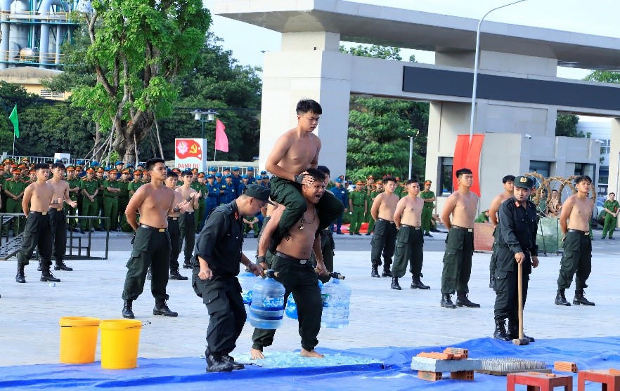 Lực lượng Cảnh sát cơ động biểu diễn võ thuật và nhu khí công tại lễ ra quân.