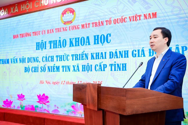 Ông Vũ Văn Tiến, Ủy viên Đoàn Chủ tịch, Trưởng Ban Tuyên giáo Cơ quan UBTƯ MTTQ Việt Nam phát biểu đề dẫn tại Hội thảo.