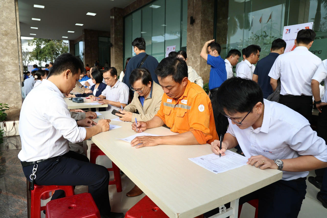 Cán bộ, công nhân viên EVNCPC điền thông tin trước khi hiến máu. 