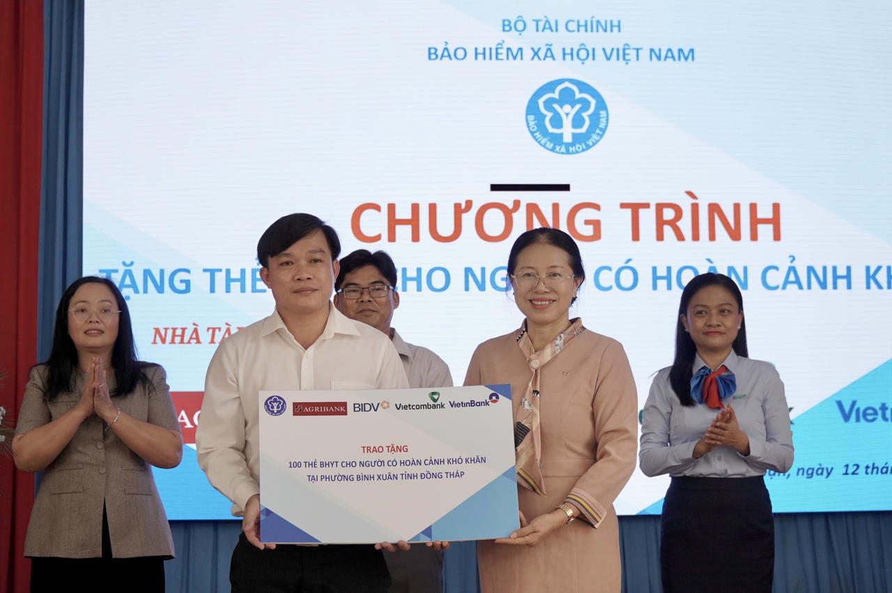 Phường Bình Xuân nhận 100 thẻ BHYT từ nhà tài trợ. Ảnh: Kim Ngân