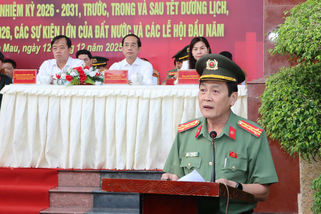 Đại tá Hồ Việt Triều – Giám đốc Công an tỉnh Cà Mau, phát biểu tại lễ ra quân.