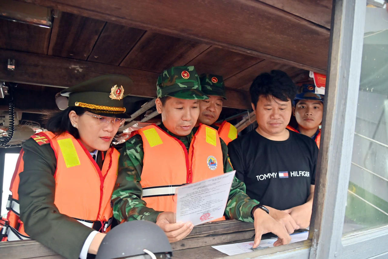 Lực lượng chức năng kiểm tra tàu cá ngư dân đang hoạt động trên biển&nbsp;