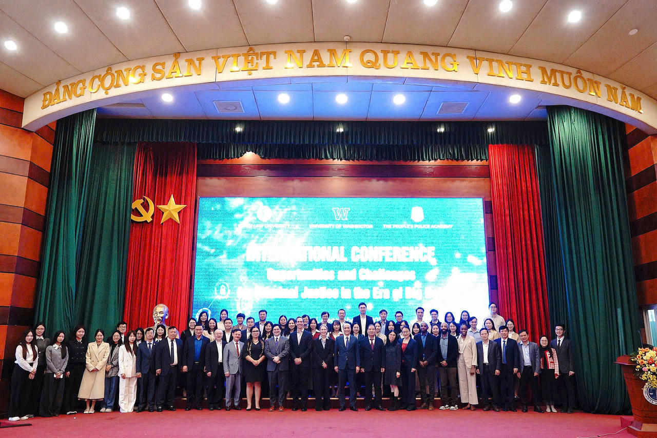 Các đại biểu chụp ảnh lưu niệm.