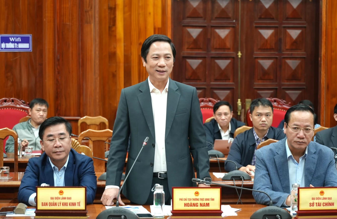 Ông Hoàng Nam, Phó Chủ tịch Thường trực UBND tỉnh phát biểu tại buổi làm việc.